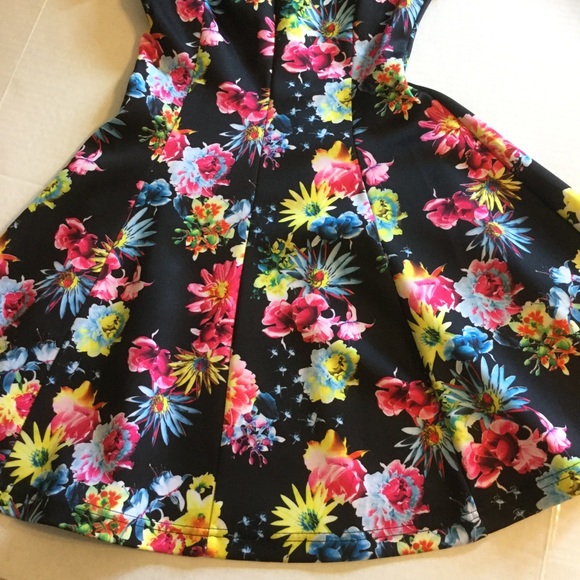 Size Small mini dress floral, flaired skirt, Short sleeve, Jealous Tomato - Picture 7 of 8